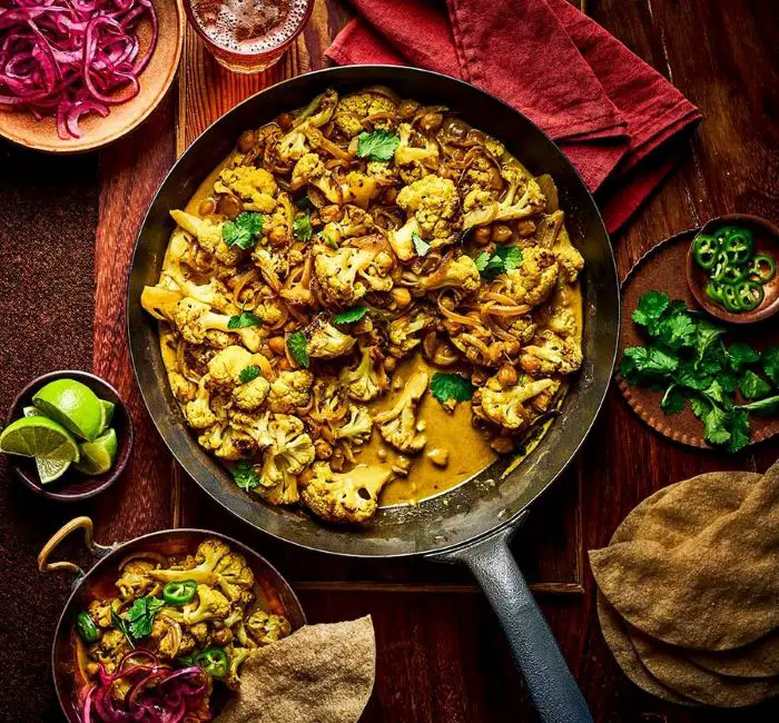 Roasted-cauliflower-and-chickpea-coconut-curry-d98cdaf1